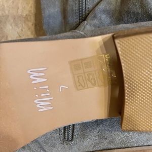 Women’s Size 7 faux suede boots